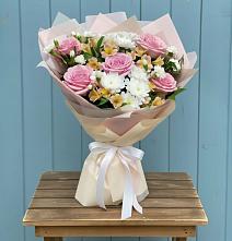 Букет цветов из:  Гвоздики, Орхидеи и Розы в Афипсипе