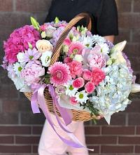 Композиция солнечный день в Афипсипе Цветочная композиция из Розы, Хризантемы, Пионы и Лизиантусы в корзине в Афипсипе