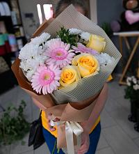 Букет цветов из:  Герберы, Розы и Хризантемы в Афипсипе