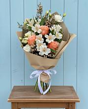 Букет цветов из:  Альстромерии, Лизиантусы, Розы и Хризантемы в Афипсипе