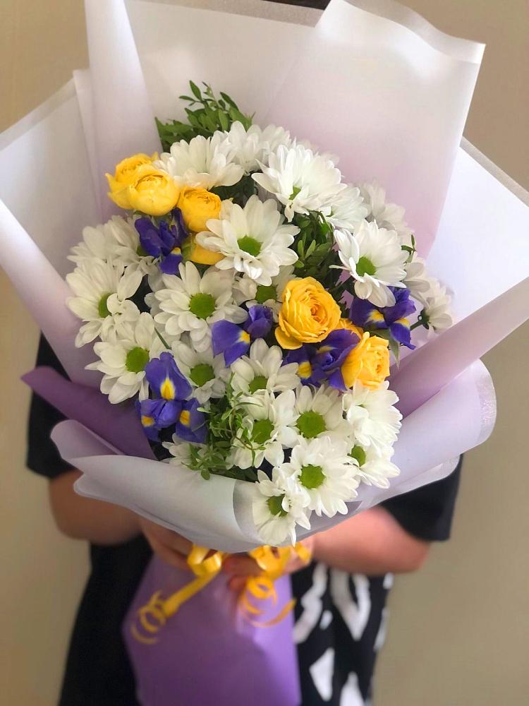 Букет цветов из: Ирисы, Хризантемы и Розы в Афипсипе