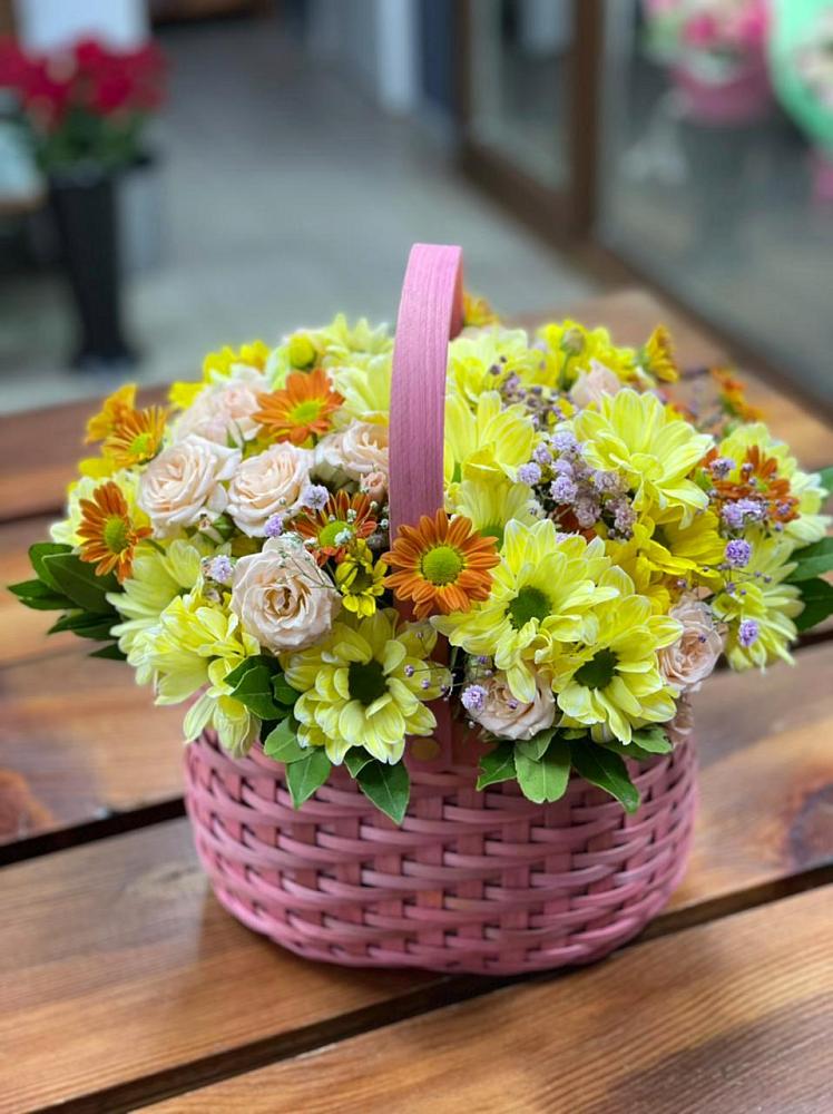 Цветочная композиция из Хризантемы и Розы в корзине в Афипсипе