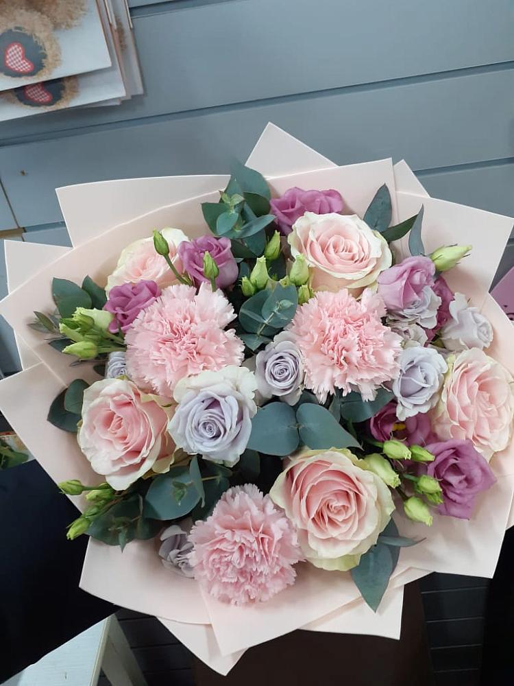 Букет цветов из: Розы, Гвоздики и Лизиантусы в Афипсипе